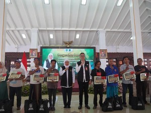 Didukung bankjatim, Khofifah Bagikan Bansos di Pasuruan