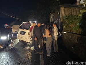 Mobil Nyungsep ke Parit di Sukabumi, 3 Orang Terluka