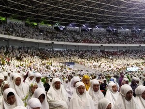 Jemaah Muslimat NU Salat Subuh Berjemaah di Stadion GBK