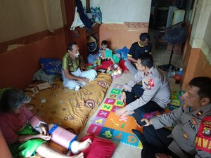 Kapolsek Mampang Prapatan Jenguk Kakek-Nenek Korban Bendera Parpol Roboh