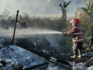 Enam Kios di Cianjur Hangus Terbakar