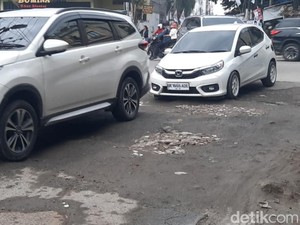 Jalan Karantina Rusak Parah-Licin Imbas Proyek Drainase Pemkot Medan