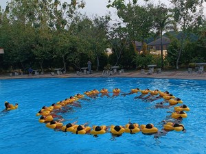 Kenapa Pramugari dan Pramugara Harus Bisa Berenang?