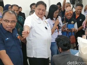 Airlangga Hartarto Pantau Pembagian Bansos di Garut