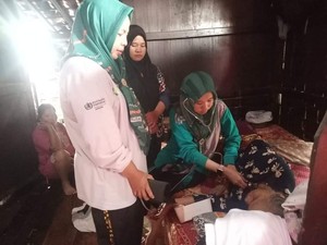 Tenaga Kesehatan di Muba Naik Perahu Layani Korban Banjir