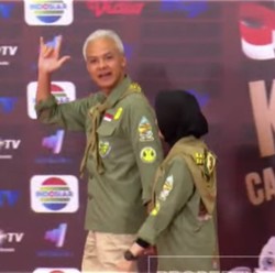 Ganjar & Mahfud Hadir Debat, Kompak Pakai Kemeja Hijau Full Emblem