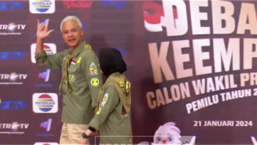 Calon Presiden Ganjar Pranowo tiba di JCC Senayan, Jakarta, Minggu (21/1/2024). (Tangkapan Layar Youtube CNN Indonesia)