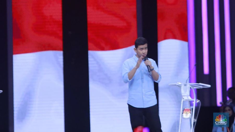 Cawapres nomor urut dua Gibran Rakabuming Raka menyampaikan gagasanya saat debat calon wakil presiden Pemilu 2024 di JCC, Jakarta, Minggu, (21/1/2023). (CNBC Indonesia/Muhammad Sabki)