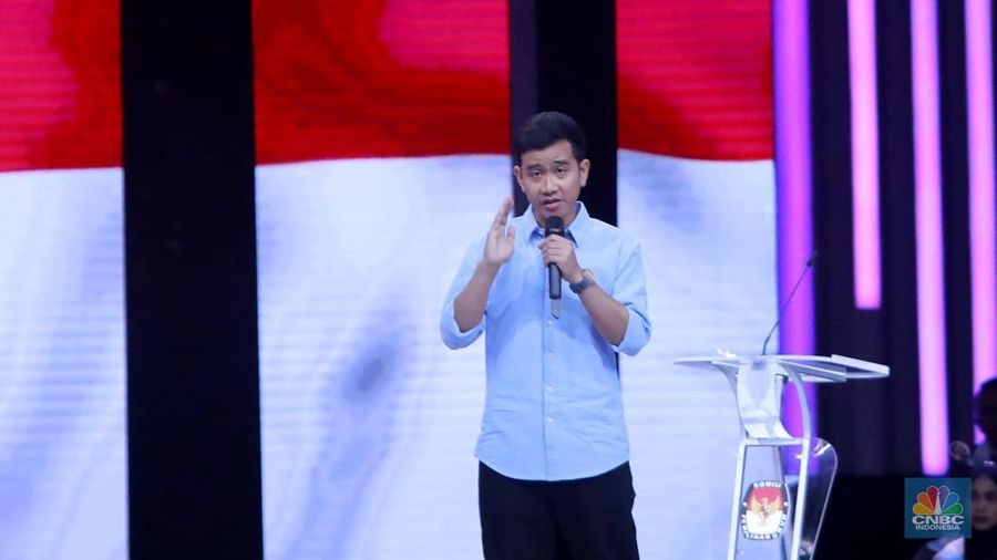 Cawapres nomor urut dua Gibran Rakabuming Raka menyampaikan gagasanya saat debat calon wakil presiden Pemilu 2024 di JCC, Jakarta, Minggu, (21/1/2023). (CNBC Indonesia/Muhammad Sabki)
