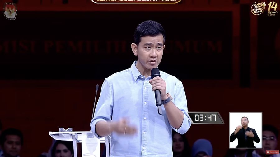Cawapres nomor urut dua Gibran Rakabuming Raka  menyampaikan gagasanya saat debat calon wakil presiden Pemilu 2024 di JCC, Jakarta, Minggu, (21/1/2023). (CNBC Indonesia/Tangkapan layar KPU RI)
