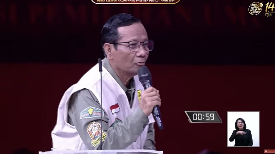 Cawapres nomor urut tiga Mahfud MD memberikan sindiran ke Cawapres nomor urut dua Gibran Rakabuming Raka saat debat calon wakil presiden Pemilu 2024 di JCC, Jakarta, Minggu, (21/1/2024).  (Tangkapan Layar Youtube KPU RI)