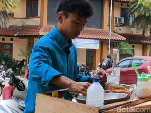 Firman Mahasiswa Penjual Cilung Lulus Kuliah, IPK-nya Fantastis!