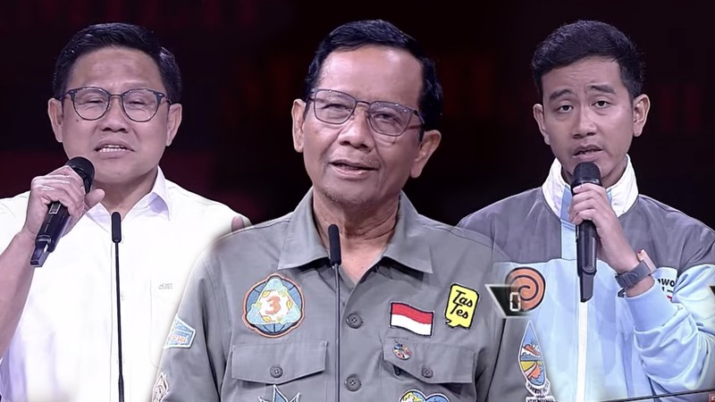 Pasangan Capres dan Cawapres nomor urut 2 Prabowo Subianto dan Gibran Rakabuming Raka berjabat tangan dengan pasangan Capres dan Cawapres nomor urut 1 Anies Baswedan dan Muhaimin Iskandar saat acara debat keempat calon wakil presiden Pemilu 2024 di JCC, Jakarta, Minggu, (21/1/2024). (Tangkapan Layar Youtube KPU RI)