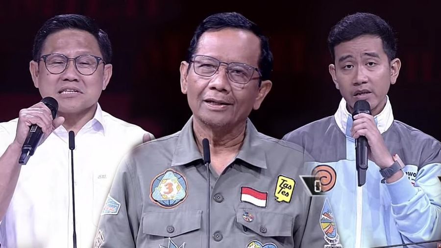 Pasangan Capres dan Cawapres nomor urut 2 Prabowo Subianto dan Gibran Rakabuming Raka berjabat tangan dengan pasangan Capres dan Cawapres nomor urut 1 Anies Baswedan dan Muhaimin Iskandar saat acara debat keempat calon wakil presiden Pemilu 2024 di JCC, Jakarta, Minggu, (21/1/2024). (Tangkapan Layar Youtube KPU RI)