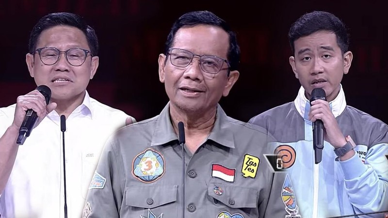 Pasangan Capres dan Cawapres nomor urut 2 Prabowo Subianto dan Gibran Rakabuming Raka berjabat tangan dengan pasangan Capres dan Cawapres nomor urut 1 Anies Baswedan dan Muhaimin Iskandar saat acara debat keempat calon wakil presiden Pemilu 2024 di JCC, Jakarta, Minggu, (21/1/2024). (Tangkapan Layar Youtube KPU RI)