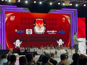 Momen Ganjar Sibuk Mencatat Jawaban-Tanggapan Peserta Debat Cawapres