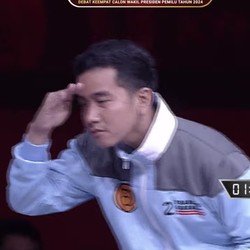 Tingkah Konyol Gibran Cari Jawaban Mahfud MD Sampai Nunduk
