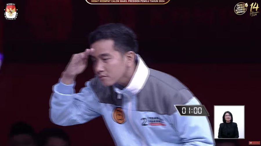 Gestur tubuh Cawapres nomor urut dua Gibran Rakabuming Raka saat menyindir dalam menanggapi jawaban Cawapres nomor urut tiga Mahfud MD. (Tangkapan Layar Youtube KPU RI)
