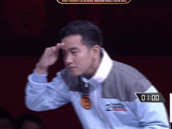 Tingkah Konyol Gibran Cari Jawaban Mahfud MD Sampai Nunduk