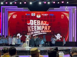 Gibran Diskusi dengan Prabowo-Bahlil-Yusril Saat Jeda Debat Keempat