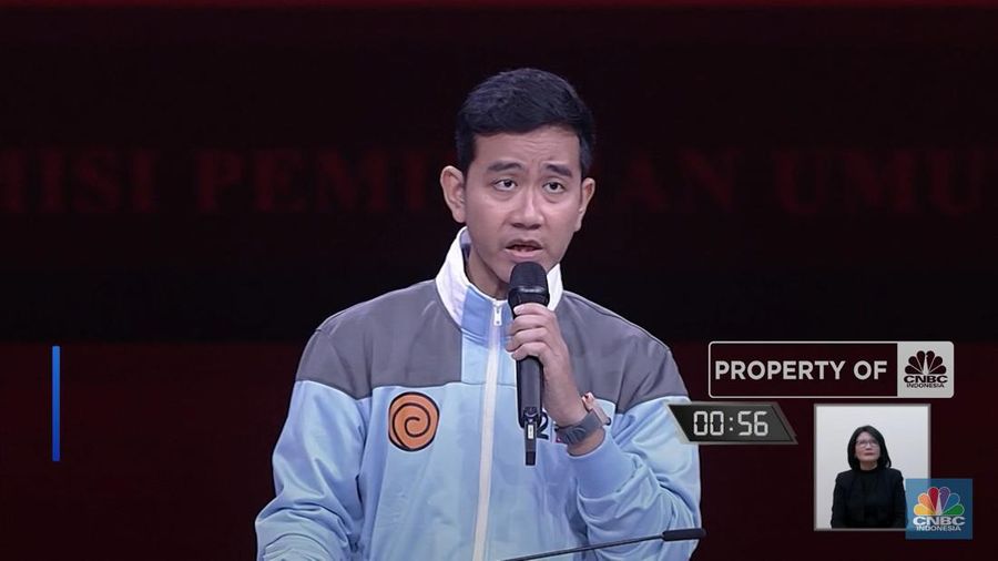 Pasangan capres dan cawapres nomor urut 1, Anies Baswedan dan Muhaimin Iskandar kompak mengenakan kemeja putih dan jas saat menghadiri debat cawapres pada Minggu (21/1) di Jakarta Convention Center (JCC), Senayan, Jakarta Pusat.
Sementara capres dan cawapres nomor urut 2, Prabowo Subianto dan Gibran Rakabuming Raka mengenakan kemeja biru di awal kedatangannya di JCC, Senayan.
Namun, yang menarik setelah penyampaian visi dan misi cawapres. Gibran mengenakan jaket ala serial anime Naruto saat sesi kedua debat keempat Pilpres 2024.
Sementara pasangan capres dan cawapres nomor urut 3, Ganjar Pranowo dan Mahfud MD kompak mengenakan kostum mahasiswa pecinta alam (mapala).