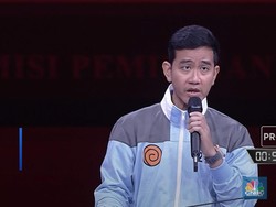 Gibran Kenakan Jaket Naruto Hingga Mahfud Pakai Kostum Mapala