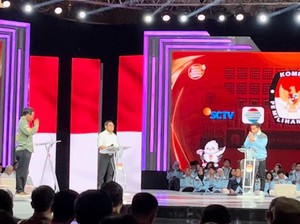 Momen Gibran Membungkuk ke Mahfud di Segmen Ketiga Debat Cawapres
