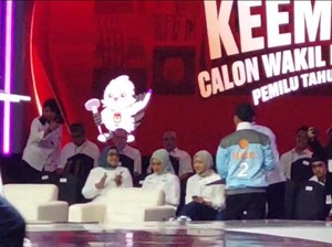 Gibran Tawarkan Donat ke Fery Istri Anies Saat Jeda Debat Keempat