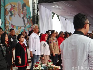Didampingi Megawati, Ganjar Temui Ribuan Simpatisan di Bandung