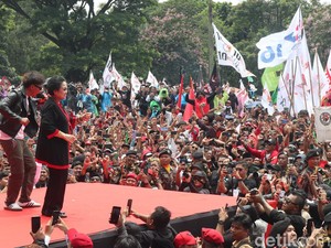 Momen Slank Ajak Megawati Berjoget di Kampanye Akbar Ganjar-Mahfud