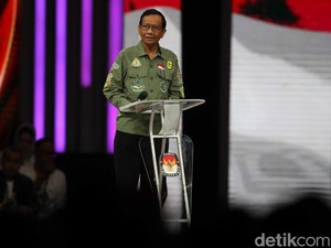 Mahfud Nyanyi Saat Tutup Debat, Anies Senyum-senyum