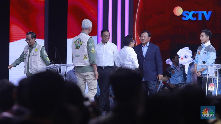 Pasangan Capres dan Cawapres nomor urut 2 Prabowo Subianto dan Gibran Rakabuming Raka berjabat tangan dengan pasangan Capres dan Cawapres nomor urut 1 Anies Baswedan dan Muhaimin Iskandar saat acara debat keempat calon wakil presiden Pemilu 2024 di JCC, Jakarta, Minggu, (21/1/2024). (Tangkapan Layar Youtube KPU RI)