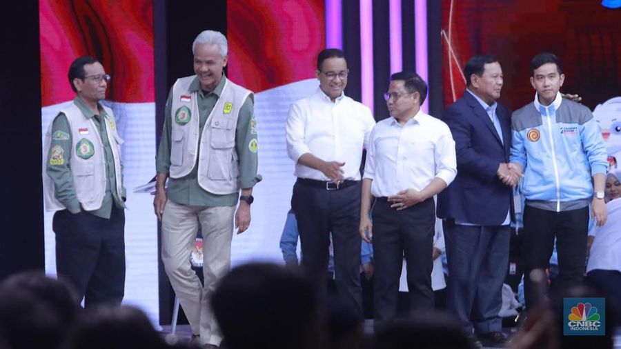 Para Capres-Cawapres saling berjabat tangan usai debat keempat calon wakil presiden Pemilu 2024 di JCC, Jakarta, Minggu, (21/1/2024). (CNBC Indonesia/Muhammad Sabki)