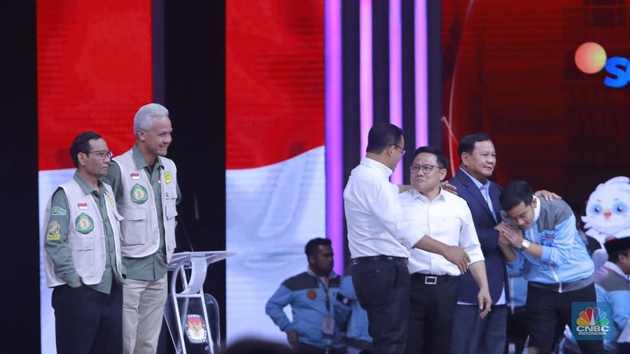 Para Capres-Cawapres saling berjabat tangan usai debat keempat calon wakil presiden Pemilu 2024 di JCC, Jakarta, Minggu, (21/1/2024). (CNBC Indonesia/Muhammad Sabki)