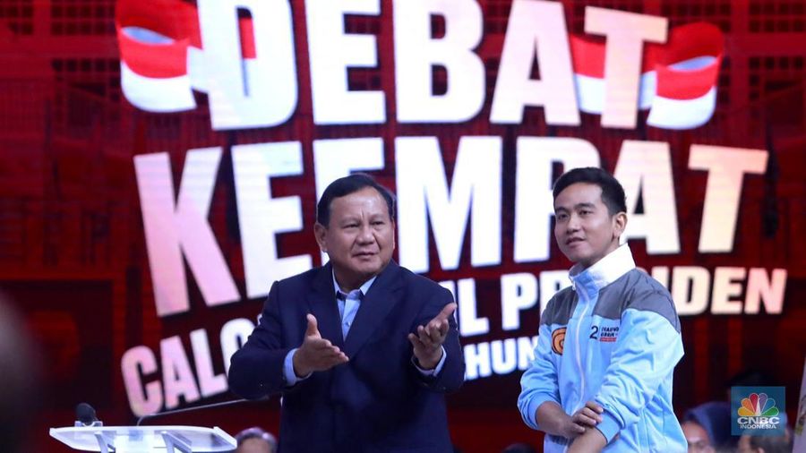Para Capres-Cawapres saling berjabat tangan usai debat keempat calon wakil presiden Pemilu 2024 di JCC, Jakarta, Minggu, (21/1/2024). (CNBC Indonesia/Muhammad Sabki)