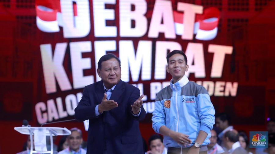 Para Capres-Cawapres saling berjabat tangan usai debat keempat calon wakil presiden Pemilu 2024 di JCC, Jakarta, Minggu, (21/1/2024). (CNBC Indonesia/Muhammad Sabki)