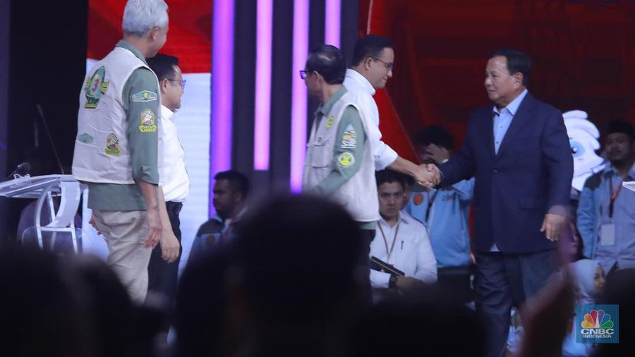 Pasangan Capres dan Cawapres nomor urut 2 Prabowo Subianto dan Gibran Rakabuming Raka berjabat tangan dengan pasangan Capres dan Cawapres nomor urut 1 Anies Baswedan dan Muhaimin Iskandar saat acara debat keempat calon wakil presiden Pemilu 2024 di JCC, Jakarta, Minggu, (21/1/2024). (Tangkapan Layar Youtube KPU RI)