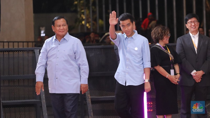 Pasangan calon (paslon) presiden dan wakil presiden nomor urut 2, Prabowo Subianto dan Gibran Rakabuming Raka tiba di JCC Senayan, Jakarta, Minggu (21/1/2024). (CNBC Indonsia/Faisal Rahman)