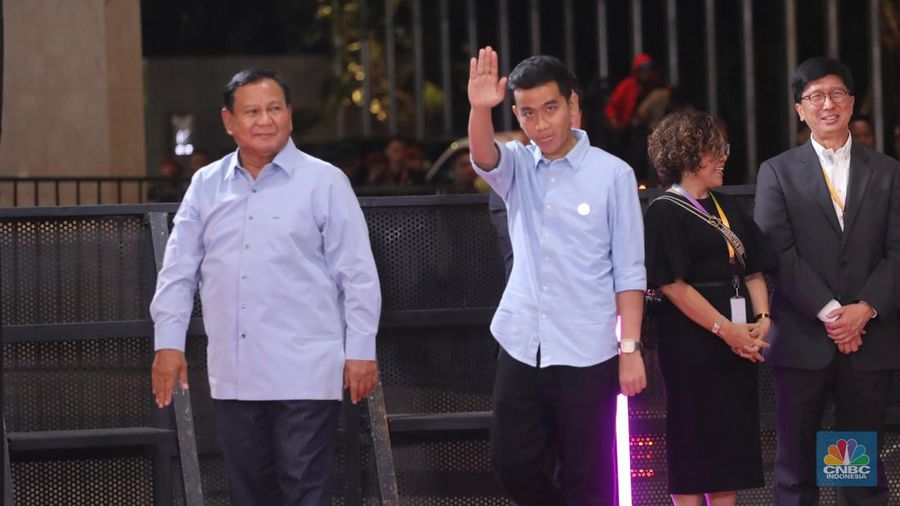 Pasangan calon (paslon) presiden dan wakil presiden nomor urut 2, Prabowo Subianto dan Gibran Rakabuming Raka tiba di JCC Senayan, Jakarta, Minggu (21/1/2024). (CNBC Indonsia/Faisal Rahman)