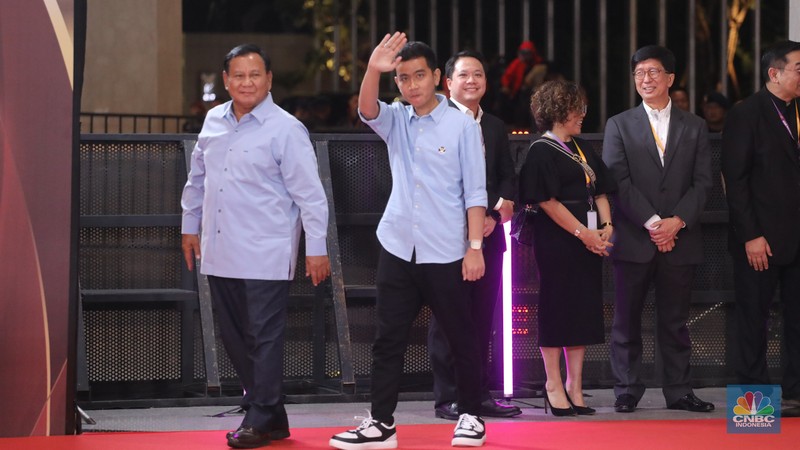 Pasangan calon (paslon) presiden dan wakil presiden nomor urut 2, Prabowo Subianto dan Gibran Rakabuming Raka tiba di JCC Senayan, Jakarta, Minggu (21/1/2024). (CNBC Indonsia/Faisal Rahman) Pasangan calon (paslon) presiden dan wakil presiden nomor urut 2, Prabowo Subianto dan Gibran Rakabuming Raka tiba di JCC Senayan, Jakarta, Minggu (21/1/2024). (CNBC Indonsia/Faisal Rahman)