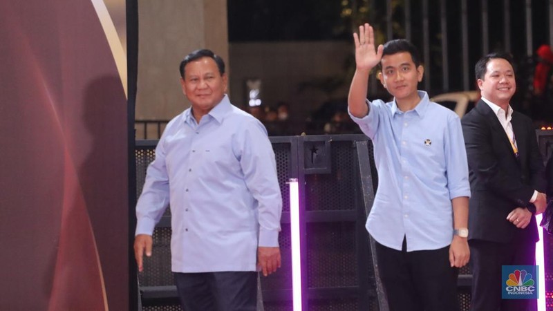 Pasangan calon (paslon) presiden dan wakil presiden nomor urut 2, Prabowo Subianto dan Gibran Rakabuming Raka tiba di JCC Senayan, Jakarta, Minggu (21/1/2024). (CNBC Indonsia/Faisal Rahman)