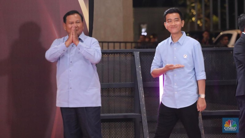 Pasangan calon (paslon) presiden dan wakil presiden nomor urut 2, Prabowo Subianto dan Gibran Rakabuming Raka tiba di JCC Senayan, Jakarta, Minggu (21/1/2024). (CNBC Indonsia/Faisal Rahman)