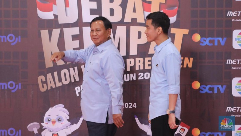 Pasangan calon (paslon) presiden dan wakil presiden nomor urut 2, Prabowo Subianto dan Gibran Rakabuming Raka tiba di JCC Senayan, Jakarta, Minggu (21/1/2024). (CNBC Indonsia/Faisal Rahman)