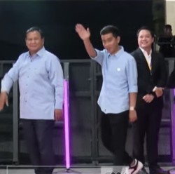 Prabowo-Gibran Kompak Datang ke Debat Cawapres Berkemeja Biru