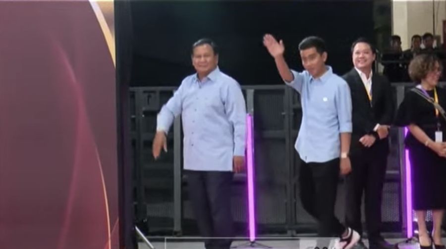 Pasangan Capres-Cawapres Prabowo Subianto dan Gibran Rakabuming Raka tiba di JCC Senayan, Jakarta, Minggu (21/1/2024). (Tangkapan Layar Youtube CNN Indonesia)