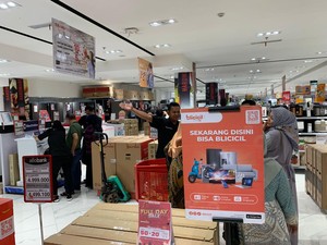 Ada Transmart Full Day Sale, Pelanggan Serbu Produk Elektronik!
