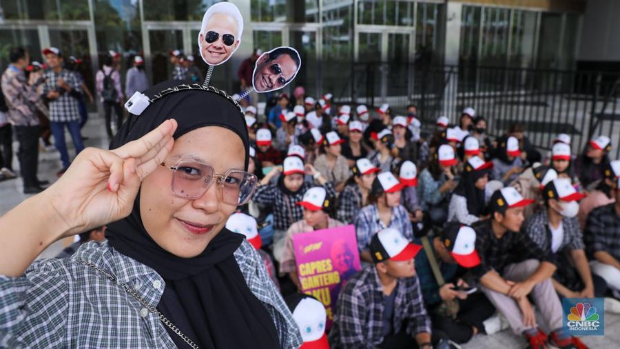 Pendukung pasangan Capres-Cawapres Ganjar Pranowo dan Mahfud MD memberikan dukungan jelang Debat Cawapres Kedua di JCC Senayan, Jakarta, Minggu (21/1/2024). (CNBC Indonesia/Faisal Rahman)