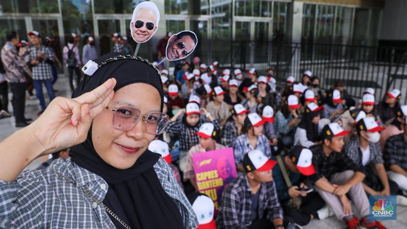 Pendukung pasangan Capres-Cawapres Ganjar Pranowo dan Mahfud MD memberikan dukungan jelang Debat Cawapres Kedua di JCC Senayan, Jakarta, Minggu (21/1/2024). (CNBC Indonesia/Faisal Rahman)