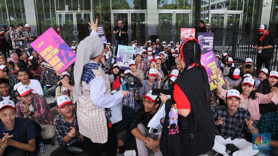 Pendukung pasangan Capres-Cawapres Ganjar Pranowo dan Mahfud MD memberikan dukungan jelang Debat Cawapres Kedua di JCC Senayan, Jakarta, Minggu (21/1/2024). (CNBC Indonesia/Faisal Rahman)