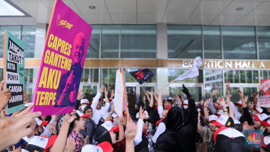 Pendukung pasangan Capres-Cawapres Ganjar Pranowo dan Mahfud MD memberikan dukungan jelang Debat Cawapres Kedua di JCC Senayan, Jakarta, Minggu (21/1/2024). (CNBC Indonesia/Faisal Rahman)